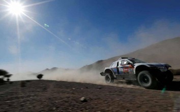 Nổ xe hậu cần tại giải đua Dakar Rally do bom tự chế