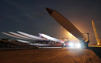 Cận cảnh cánh quạt “khủng” được vận chuyển xuyên đêm về nhà máy điện gió