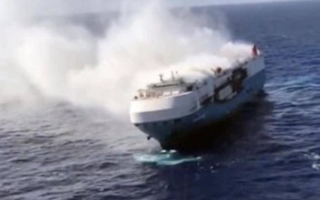 Nguy cơ cháy rụi lượng lớn siêu xe Đức vì tàu hàng gặp hoả hoạn