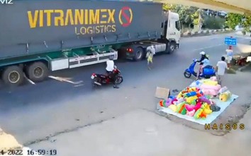 Video: Bé trai lao ra đường suýt bị xe container tông trúng