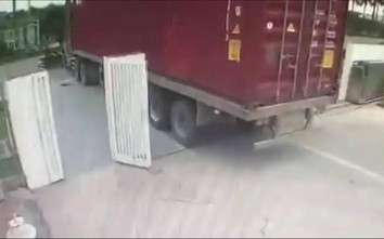 Video: Người phụ nữ gục trên xe máy bất tỉnh sau cú tông mạnh xe container