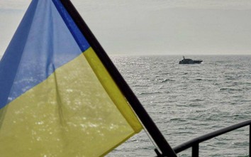 Sputnik: Ukraine phóng tên lửa tấn công 2 tàu hàng dân sự của Nga