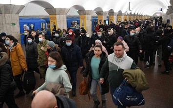 Chùm ảnh: Người dân Kiev đổ xô trú ẩn tại các ga tàu điện ngầm