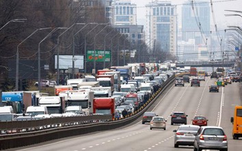 Ukraine: Người dân vội di tản, tắc đường liên miên, vài trạm xăng hoạt động