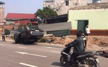 Tài xế mải nói chuyện khiến ô tô đâm xe máy rồi lật ngửa, 2 người bị thương