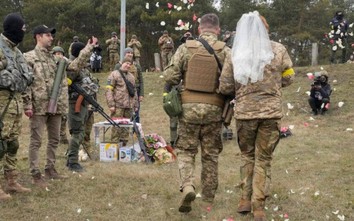 Cặp đôi Ukraine kết hôn ngay giữa vùng giao tranh