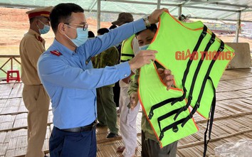Lai Châu tăng cường kiểm tra giao thông thủy, tặng áo phao cho chủ tàu