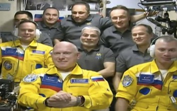 Rộ tin phi hành gia Nga mặc đồng phục giống màu cờ Ukraine, Moscow nói gì?