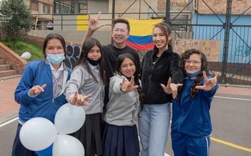 Thuỳ Tiên học ngôn ngữ ký hiệu, giao lưu với trẻ em khiếm khuyết Colombia