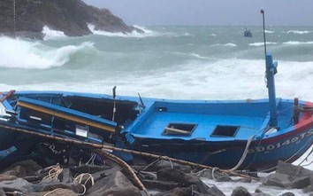 Hoảng hốt chứng kiến cảnh ngư dân lao ra sóng dữ cứu tàu bị nạn