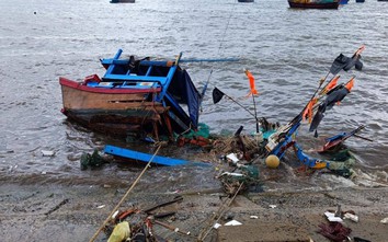 Hàng chục tàu cá Nam Trung Bộ bị sóng lớn đánh chìm