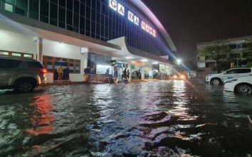 Đường phố ngập sâu, khách bì bõm lội nước rời ga Đà Nẵng lúc rạng sáng