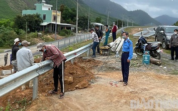 Cận cảnh đóng lối đi tự mở gây mất ATGT đường La Sơn - Túy Loan