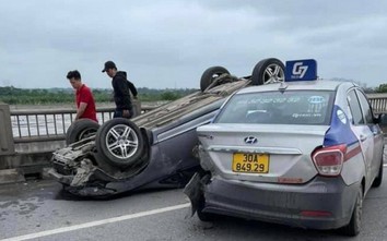 Điều tra vụ tai nạn xe ô tô bị lật ngửa 4 bánh trên cầu Vĩnh Tuy