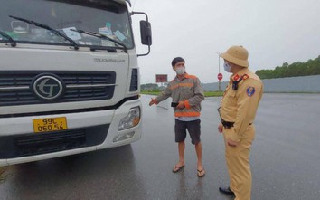 CSGT Bắc Giang dầm mưa rét gần 2 giờ xử lý xe đi vào đường cấm