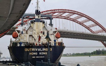 Tàu thủy hàng chục nghìn tấn đâm vào cầu vòm nhịp lớn nhất Việt Nam