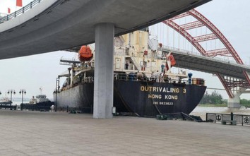 Yêu cầu làm rõ nguyên nhân tàu Hong Kong va vào bờ kè cầu Hoàng Văn Thụ