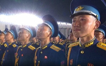 Cận cảnh binh sỹ Triều Tiên rưng rưng nước mắt trong lễ duyệt binh