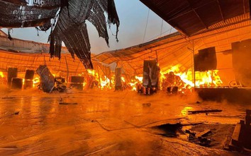 Xưởng gỗ Hà Nội cháy lớn lúc rạng sáng, hàng trăm công an nỗ lực dập lửa