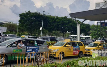 Trời mưa, máy bay trễ chuyến liên tục, taxi nối đuôi nhau vào Tân Sơn Nhất