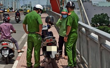 Cô gái trẻ bất ngờ để xe máy trên cầu Bình Lợi nhảy sông Sài Gòn tự tử