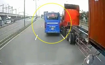 Kinh hãi xe buýt tạt đầu va chạm khiến xe đầu kéo suýt lật nhào trên xa lộ
