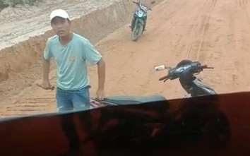 Thanh niên vung dao chém vỡ kính chắn gió xe chở đất ở Quảng Trị