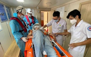 Nghẹt thở cứu thuyền viên Myanmar bất tỉnh trên vùng biển Khánh Hòa