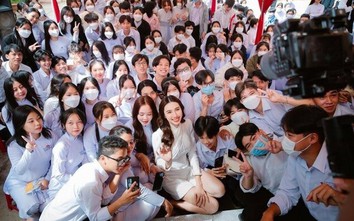Đậu học bổng thạc sĩ, Thùy Tiên đi truyền cảm hứng cho các học sinh