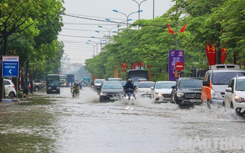 Cận cảnh những tuyến đường "biến thành sông" ở Hà Nội sau mưa kéo dài