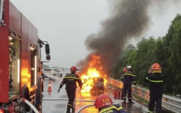 Xe ô tô con bốc cháy ngùn ngụt trên cao tốc Hà Nội - Hải Phòng