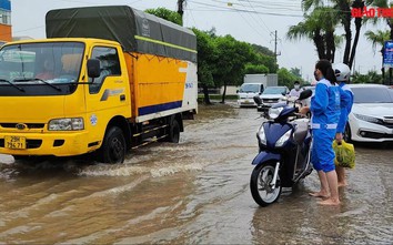 Video: Xe máy dắt bộ, ô tô dừng giữa đường chờ nước rút sau mưa lớn