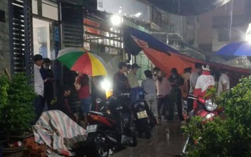 Người dân đội mưa quyên tiền hỗ trợ gia đình nạn nhân bị điện giật tử vong