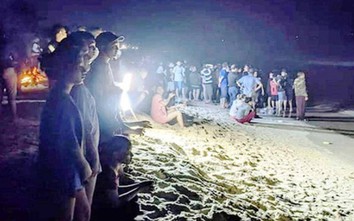 Chủ tịch tỉnh khen thưởng 2 thanh niên cứu 6 học sinh bị sóng biển cuốn