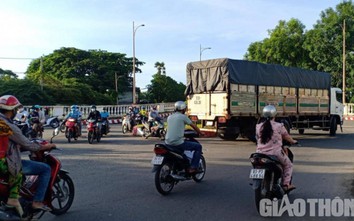 Tài xế “toát mồ hôi” mỗi khi qua dốc cầu Võ Thị Sáu ở Bạc Liêu