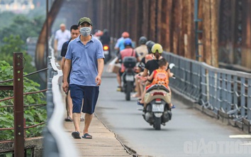 Chả sợ biển cấm, nguy hiểm, dân đi bộ trên cầu Long Biên xuống cấp