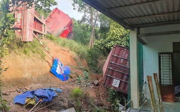 Xe đầu kéo lật tại dốc Mũi Né, thùng container lao xuống sập tường nhà dân