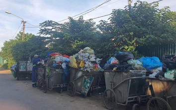 Rác thải chất đống, bốc mùi giữa nắng nóng trên nhiều tuyến phố Hà Nội