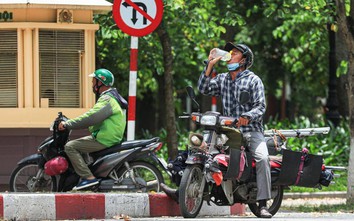 Người đi đường Hà Nội chật vật chống chọi với nắng nóng thiêu đốt