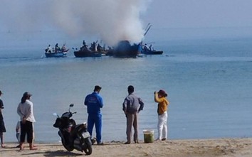 Tàu cá của ngư dân Huế đang đậu gần bờ bất ngờ bốc cháy dữ dội