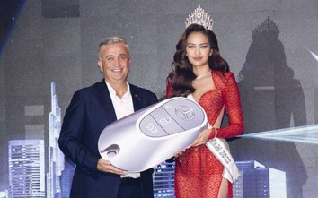Hoa hậu Hoàn vũ Việt Nam 2022 tiếp nhận xe Mercedes-Benz C300 AMG