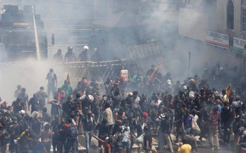 Một quốc gia vừa xảy ra bạo loạn, người biểu tình xông vào dinh Tổng thống
