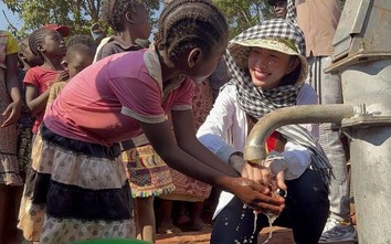 Hoa hậu Thùy Tiên và Quang Linh Vlog làm giếng nước sạch tại Châu Phi
