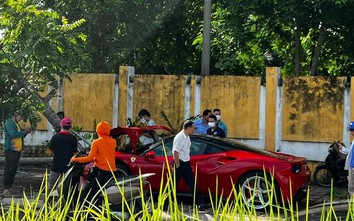 Khoảnh khắc siêu xe Ferrari 488 GTB đâm vào gốc cây tại Long Biên