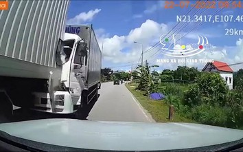 Video: Khoảnh khắc xe tải nát cabin khi tông mạnh vào đuôi xe container