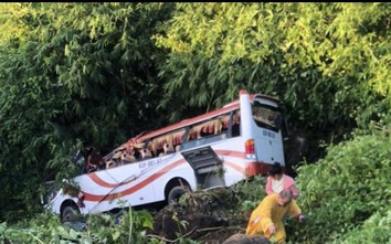 Video: Hiện trường xe khách lao xuống vực sâu đèo Đại Ninh