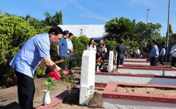 Chủ tịch Quốc hội Vương Đình Huệ dâng hương tưởng niệm các anh hùng liệt sĩ