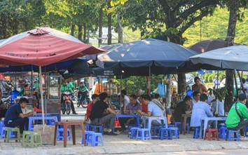 Hà Nội: Vỉa hè bị tái chiếm, người đi bộ lại bị "đẩy" xuống lòng đường