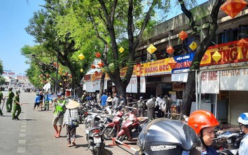Clip độc quyền: Người dân thi nhau nhặt vàng kẻ cướp quăng ra đường ở Huế