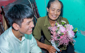 Những người mẹ đặc biệt lần đầu tiên trong đời được con tặng hoa